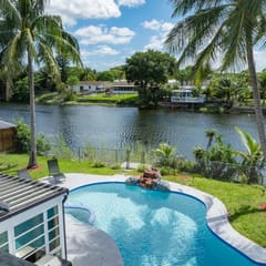 4‑BR Retreat w Pool near the Beach - Car charger