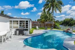 3‑BR Retreat w Pool near the Beach - Car charger