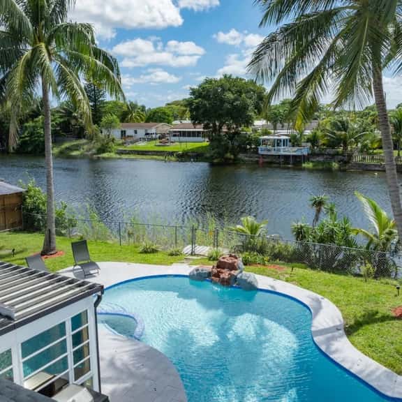4‑BR Retreat w Pool near the Beach - Car charger - Image 1