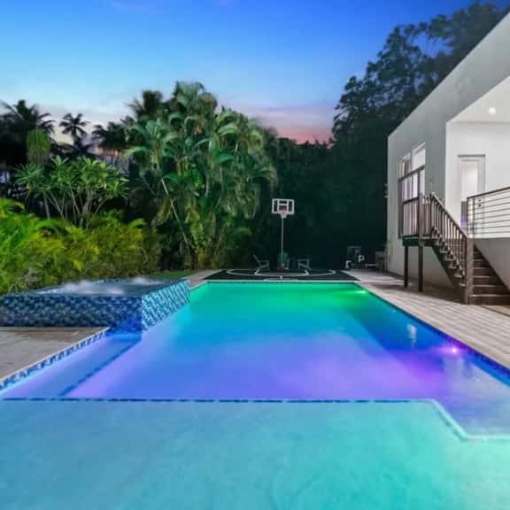 1759 - Airbnb 5 - Image 1