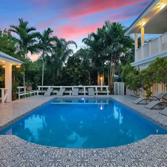 1025 - New (Airbnb 5) - Image 1