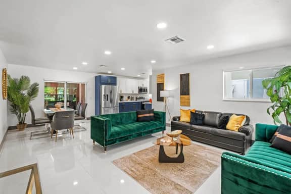 3‑BR Retreat w Pool near the Beach - Car charger