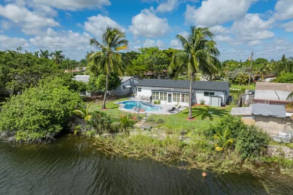 3‑BR Retreat w Pool near the Beach - Car charger