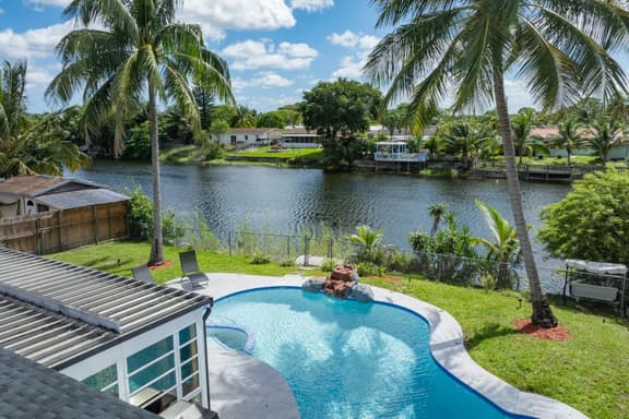 3‑BR Retreat w Pool near the Beach - Car charger